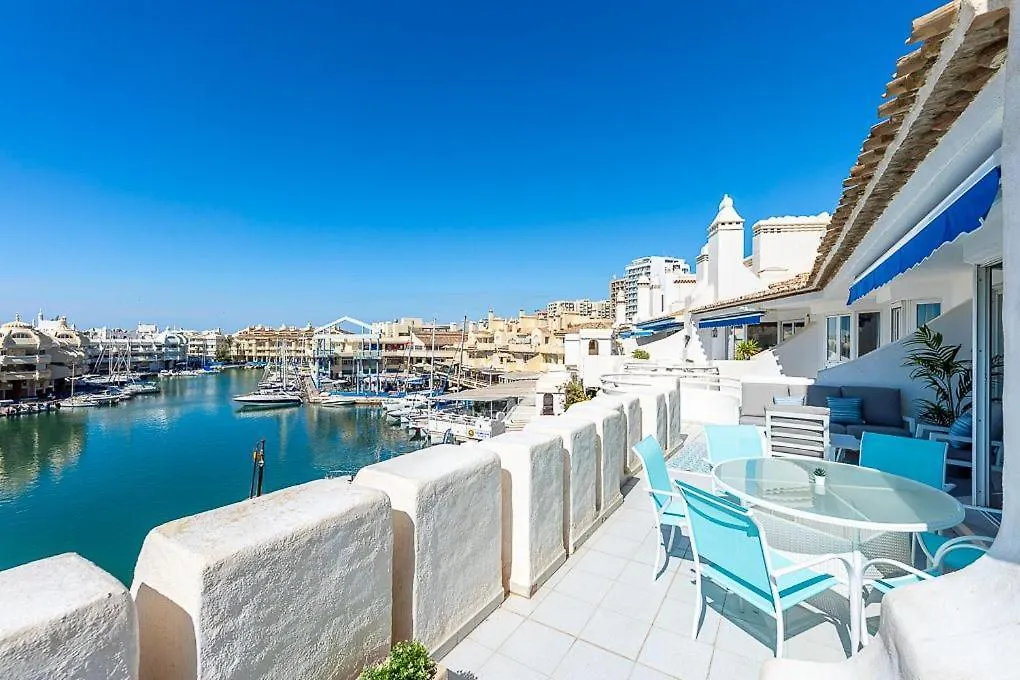 アパート Puerto De Benalmadena Apartamento Vacacional Con Vistas Al Mar Y Yates Tres Habitaciones 2 Banos スペイン